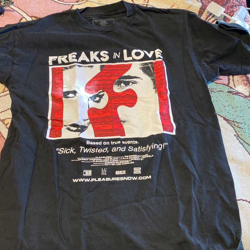 pleasures freaks in love tee